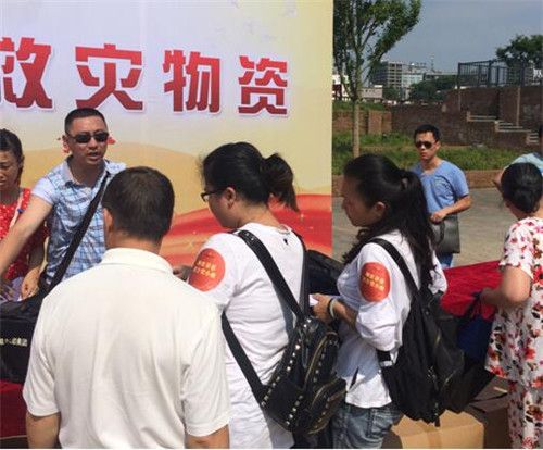 中國(guó)紅十字會(huì)在御窯景巷賑災(zāi)