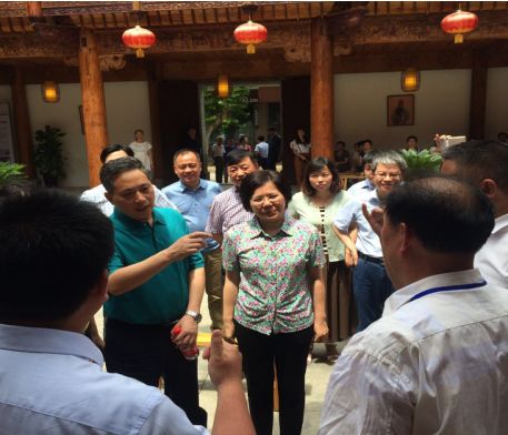 省委宣傳部部長陳俊卿來御窯景巷古戲臺調(diào)研