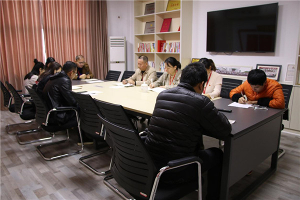 市古鎮(zhèn)公司掀起學(xué)習(xí)黃群、宋月才等四名同志先進(jìn)事跡的熱潮