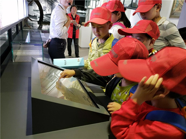 市古鎮(zhèn)公司御窯景巷黨支部聯(lián)合社區(qū)共同開展“讓歷史照亮未來(lái)”關(guān)愛(ài)未成年人志愿者活動(dòng)