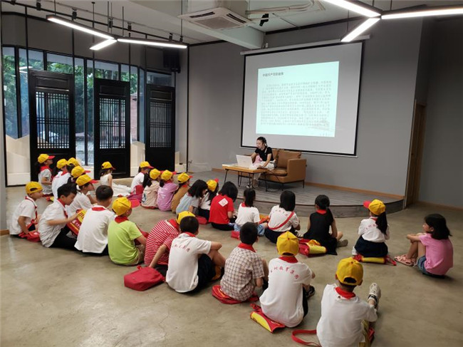 市古鎮(zhèn)公司黨總支開展“頌黨恩、講黨史、學(xué)精神、繪黨旗”主題活動