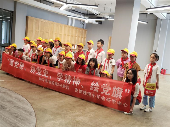 市古鎮(zhèn)公司黨總支開展“頌黨恩、講黨史、學(xué)精神、繪黨旗”主題活動