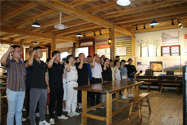 市古鎮(zhèn)投資公司黨總支、民進(jìn)景德鎮(zhèn)市文化支部聯(lián)合開展黨史學(xué)習(xí)教育“紅色走讀”實(shí)踐活動(dòng)