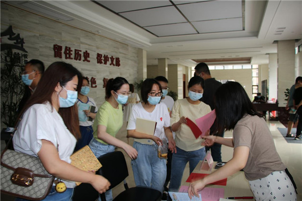 市古鎮(zhèn)投資公司開(kāi)展紀(jì)檢監(jiān)察信訪(fǎng)舉報(bào)知識(shí)宣傳活動(dòng)