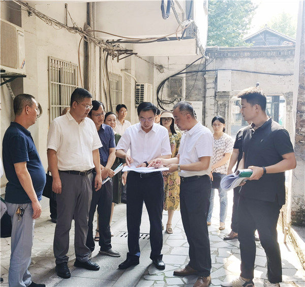 市委常委鄧永翔到御窯景巷歷史文化街區(qū)調(diào)研里弄保護與利用工作