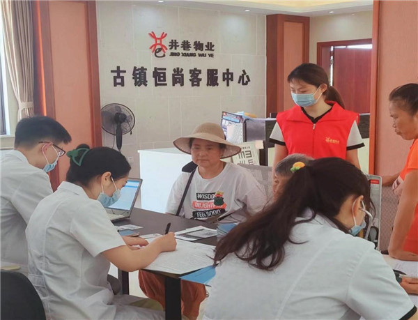 免費體檢進小區(qū)，熱心服務(wù)暖人心