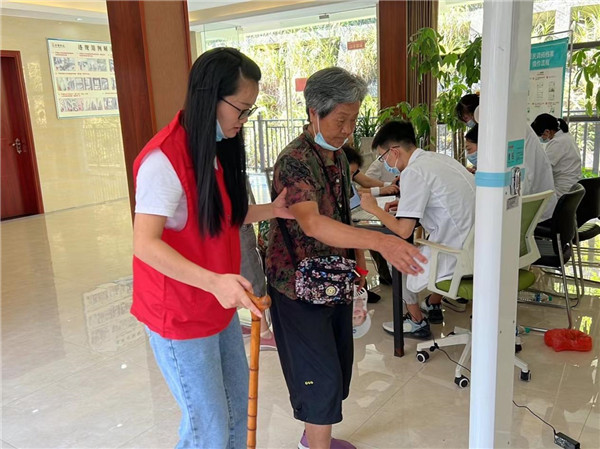 免費體檢進小區(qū)，熱心服務(wù)暖人心
