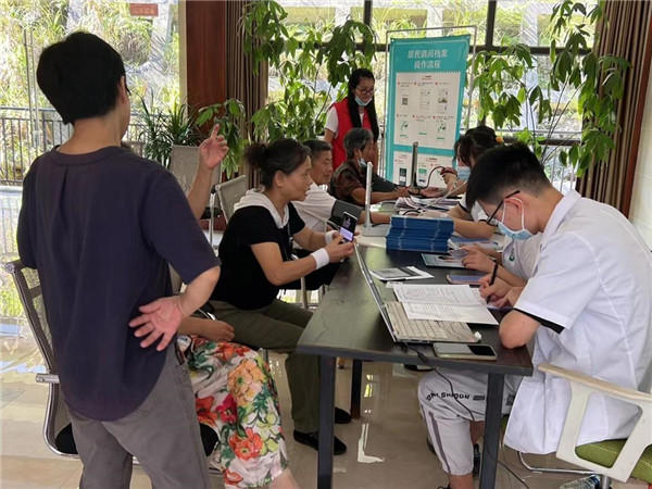 免費體檢進小區(qū)，熱心服務(wù)暖人心