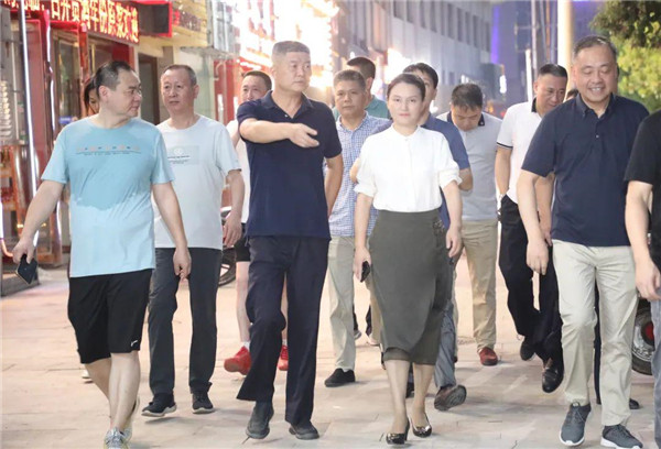 徐華實(shí)地調(diào)研新安路“停車難”問(wèn)題