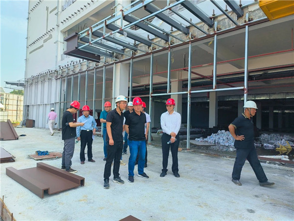 肖前軍調(diào)研高嶺中國村智慧停車場(chǎng)項(xiàng)目