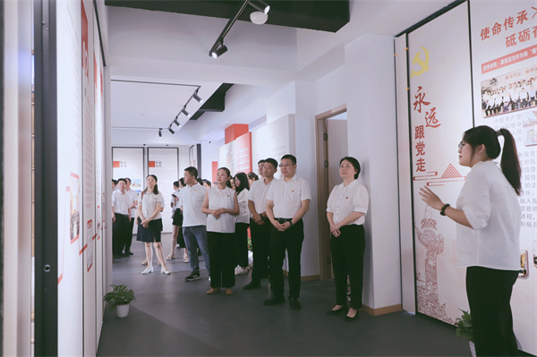 市古鎮(zhèn)投資公司黨委開展“黨建引領新征程，古鎮(zhèn)同心再出發(fā)”活動
