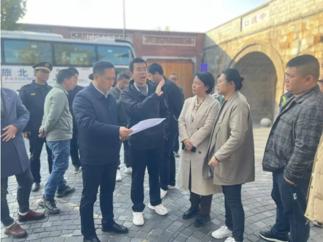 市城管局領(lǐng)導周震山實地調(diào)研御窯景巷片區(qū)5A創(chuàng)建工作