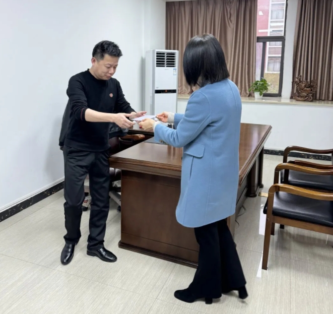 生日傳真情 關愛暖人心——市古鎮(zhèn)投資公司工會為職工送上生日慰問