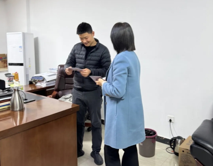 生日傳真情 關愛暖人心——市古鎮(zhèn)投資公司工會為職工送上生日慰問