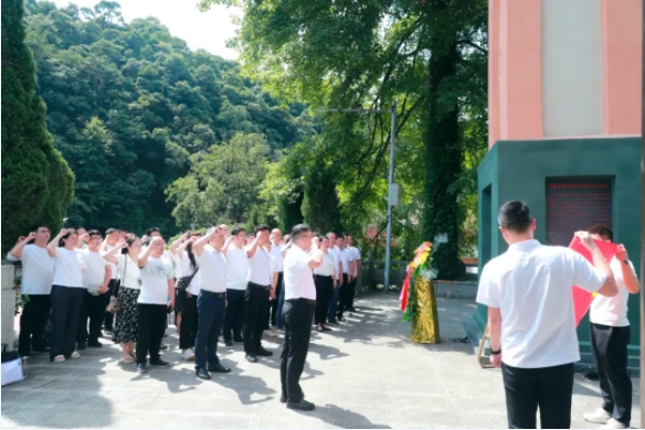 慶七一，強(qiáng)黨性，正作風(fēng)，促發(fā)展——市古鎮(zhèn)投資公司開展紅色走讀活動(dòng)