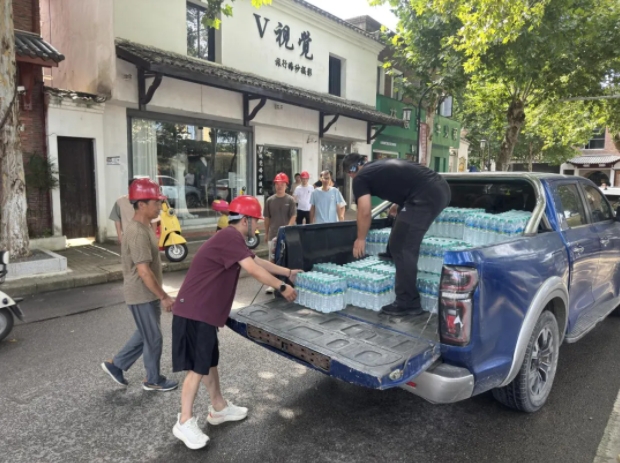 市古鎮(zhèn)投資公司開展“夏日送清涼”暖心活動